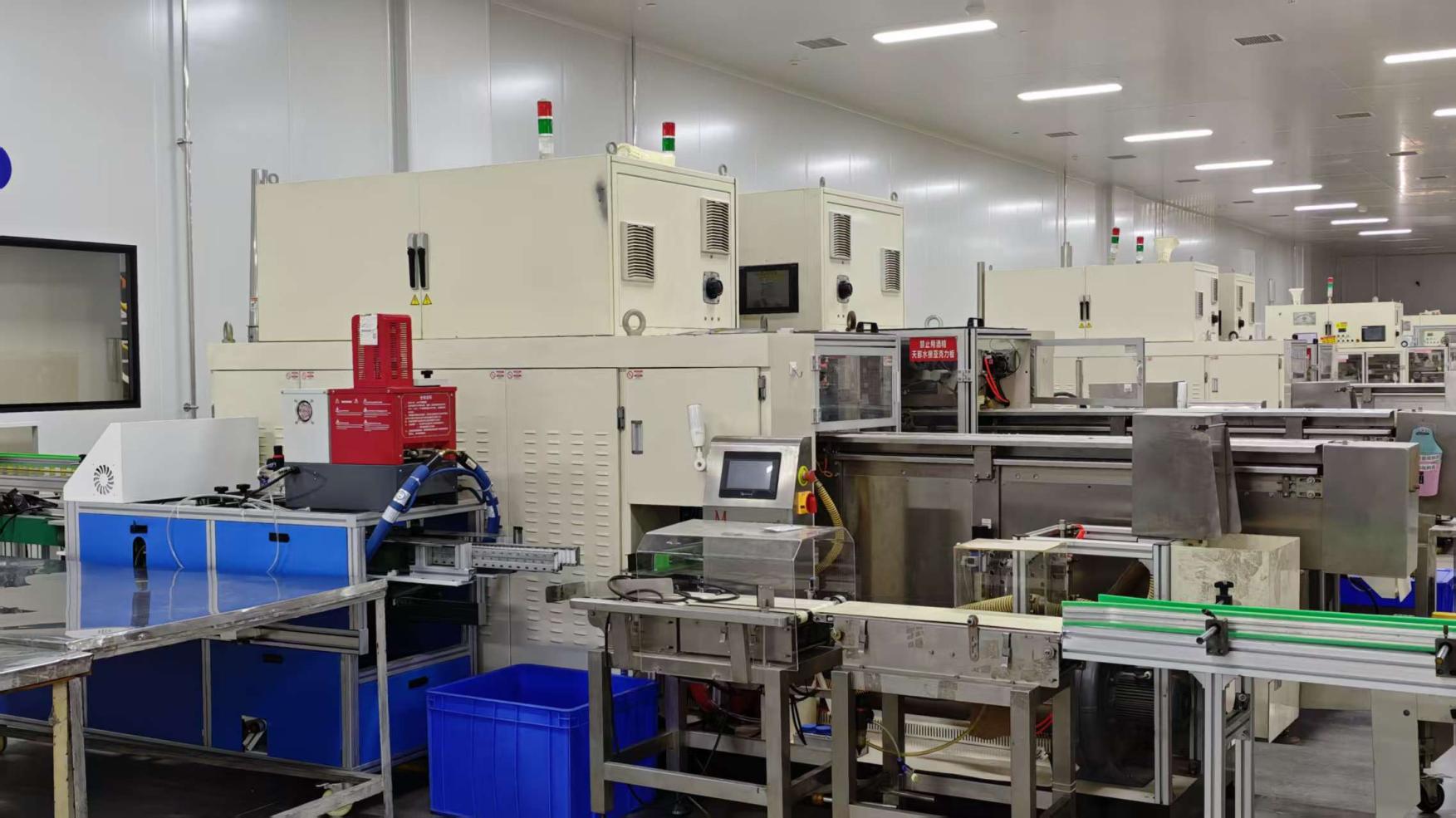 Máquina automática de empaque en planta manufacturera de Movigo Health