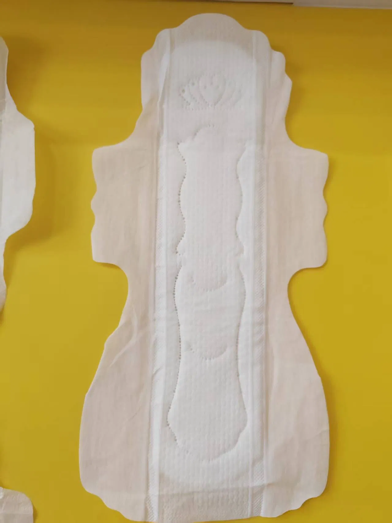 Muestras gratuitas de almohadillas sanitarias de superficie de algodón suaves para mujeres, toallas sanitarias al por mayor fábrica de China OEM toallas sanitarias orgánicas anti-bacterianas almohadilla seca suave