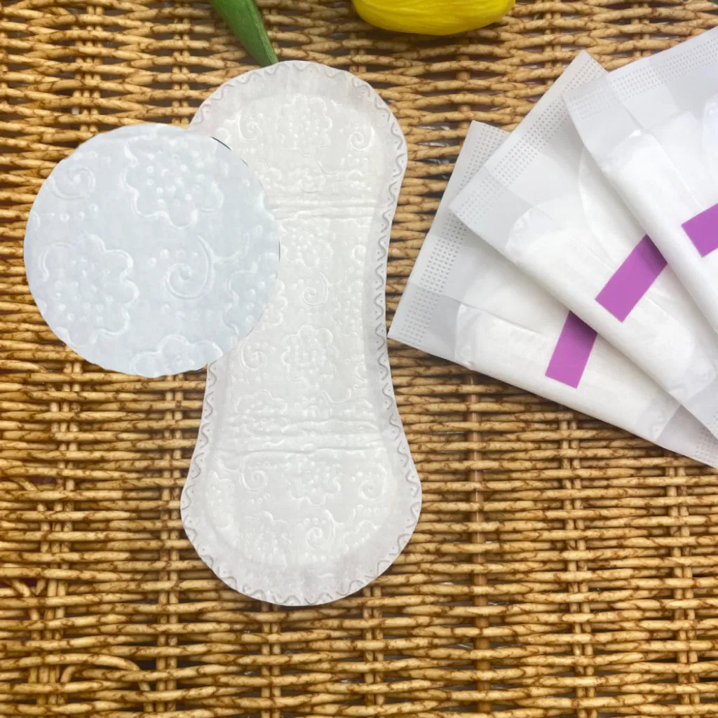 Detalle compresa femenina ultra delgada suave biodegradable antibacteriana
