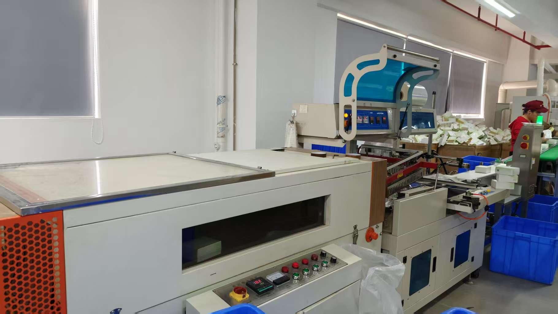 Máquina de empaque con espuma en instalaciones de producción de Movigo Health