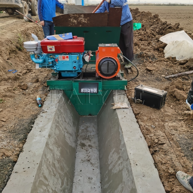 The in-situ pouring drainage ditch forming machine is suitable for road drainage engineering