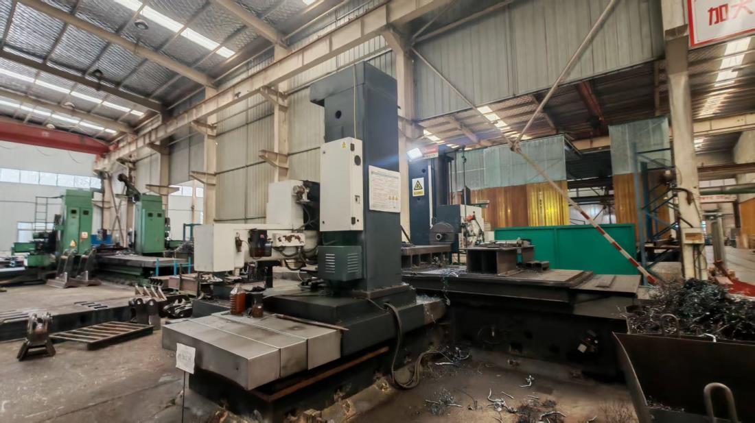 Gantry milling machine for large-scale machine bed fabrication