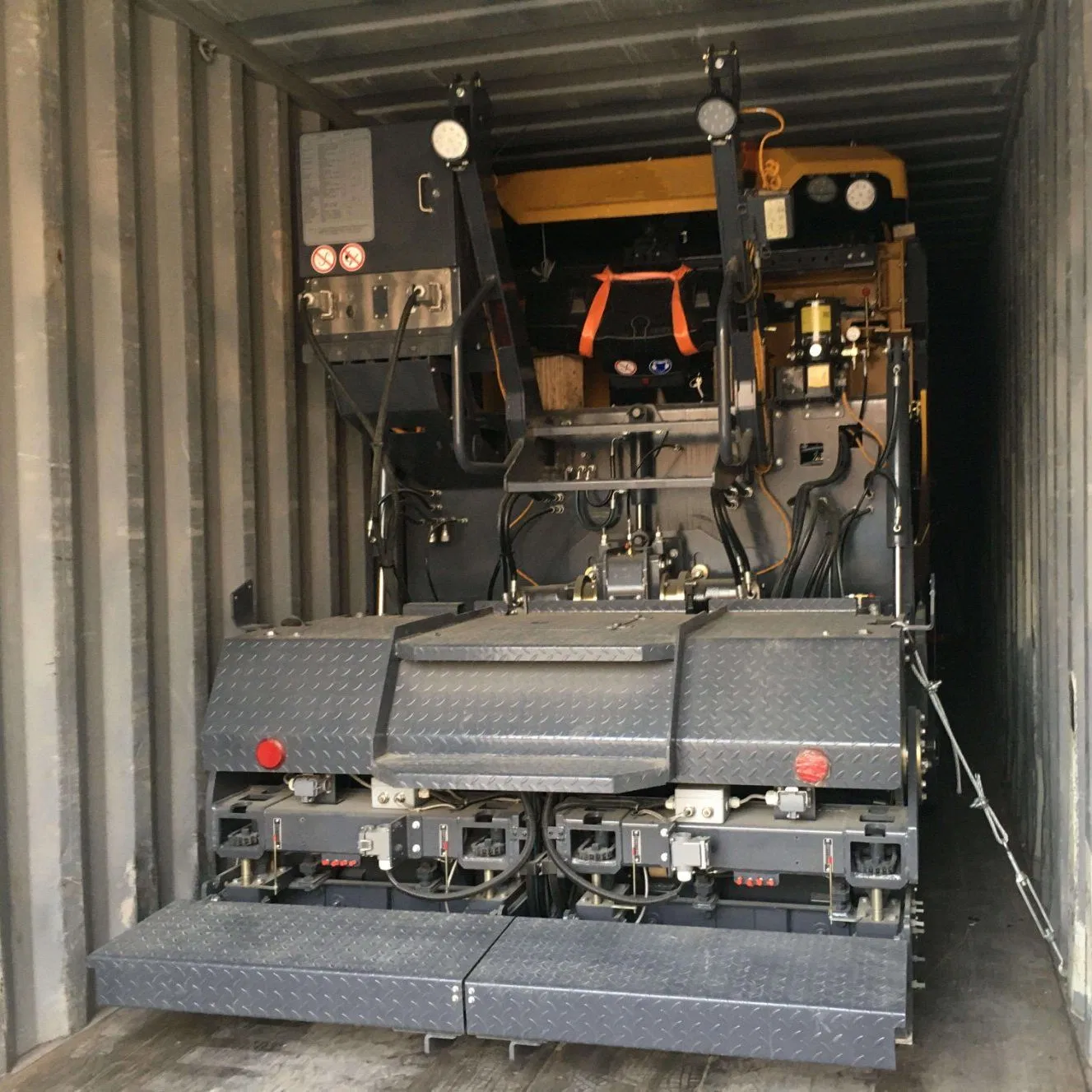 Road Paving Machinery 4.5m RP405 RP405IV Small Bituminous Paver Asphalt Paver with 350t/H Theoretical Productivity