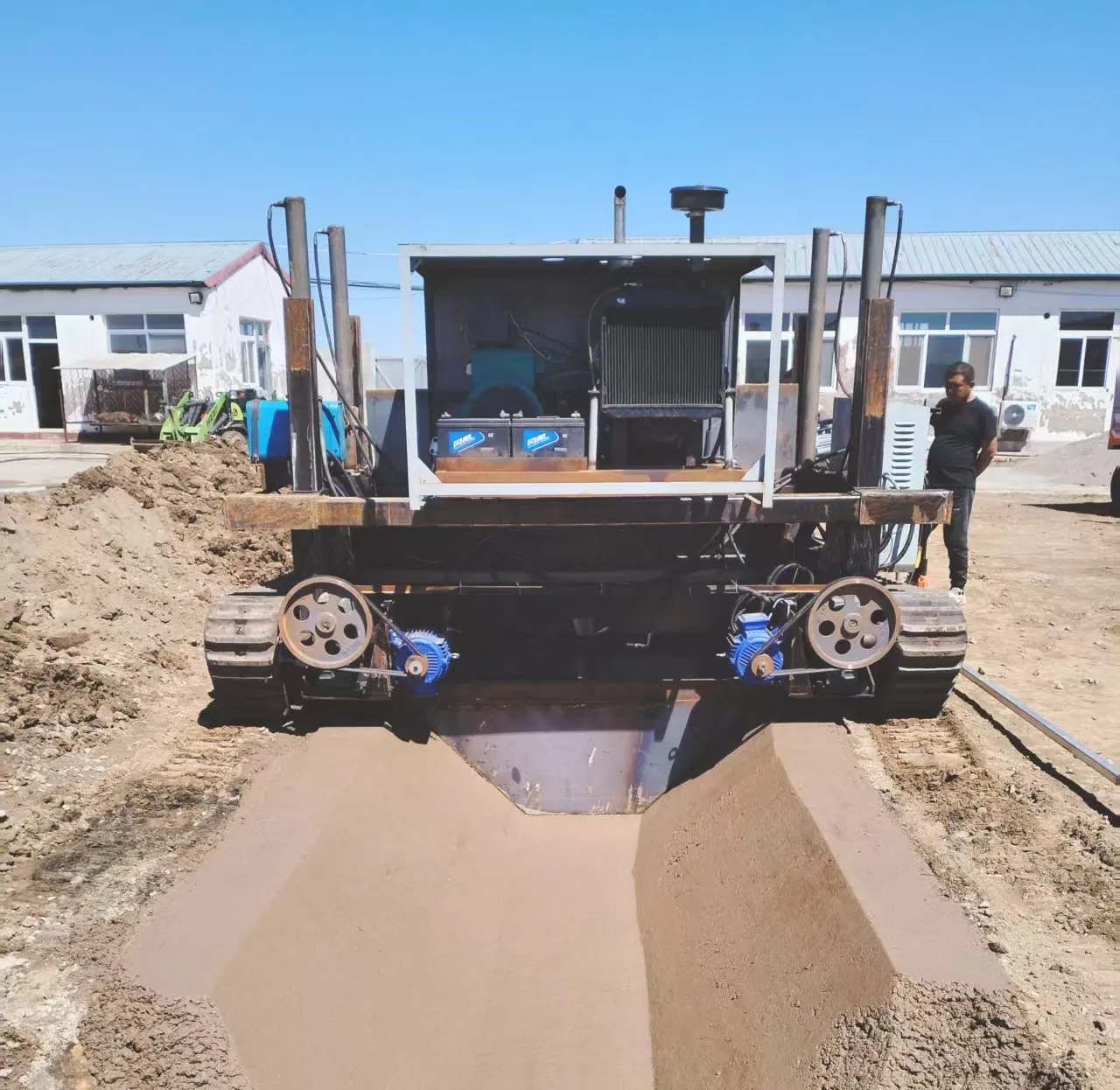 Heavy Duty Self Propelled Concrete Canal Slipform Paver Machine