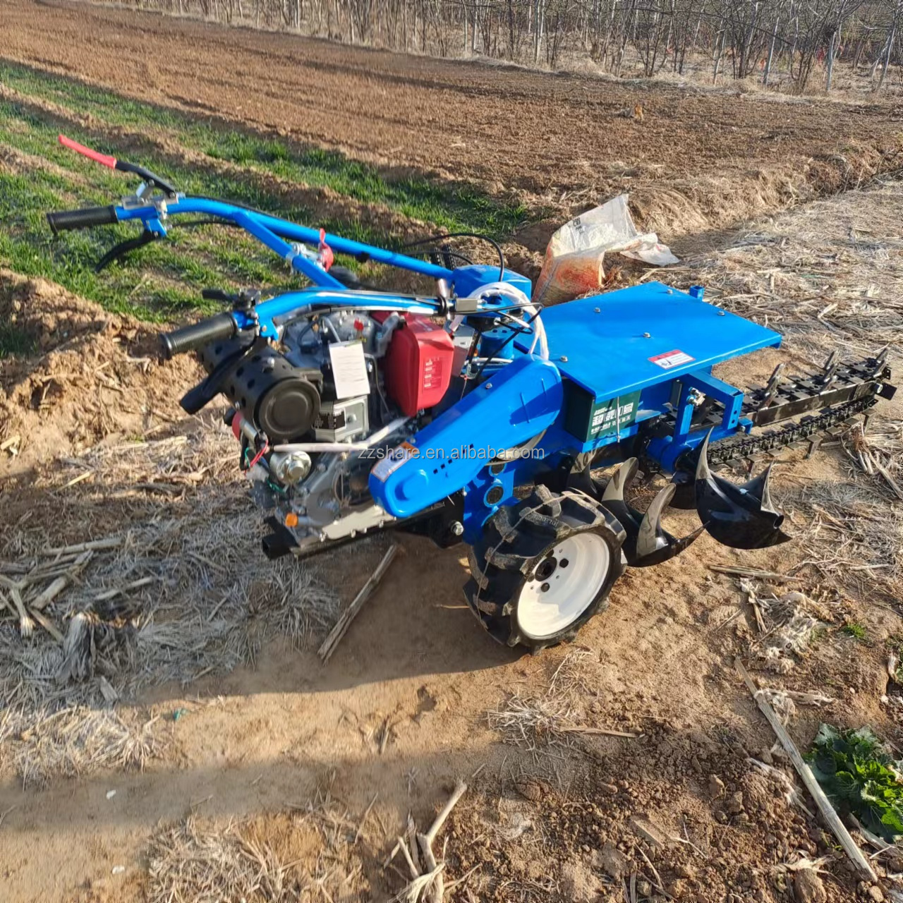Self-propelled chain ditching machine