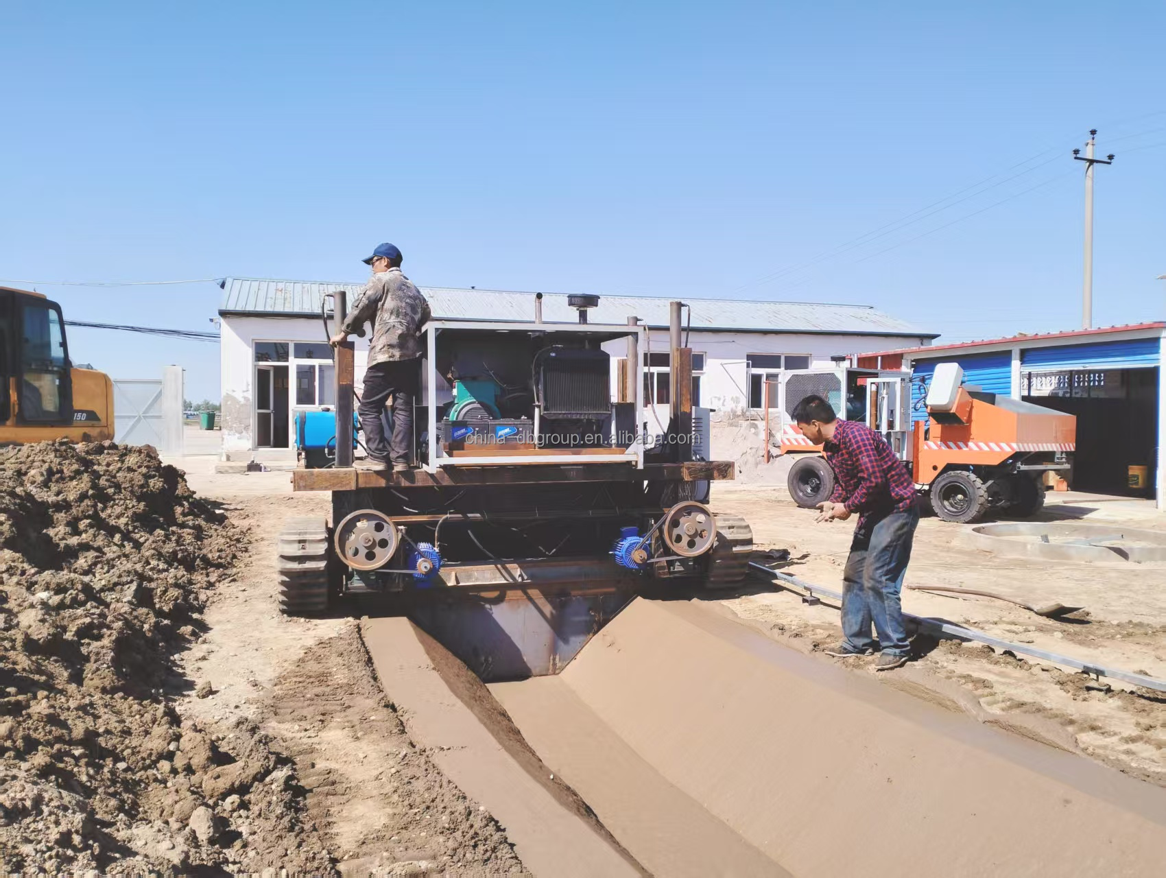 Slipform canal machine