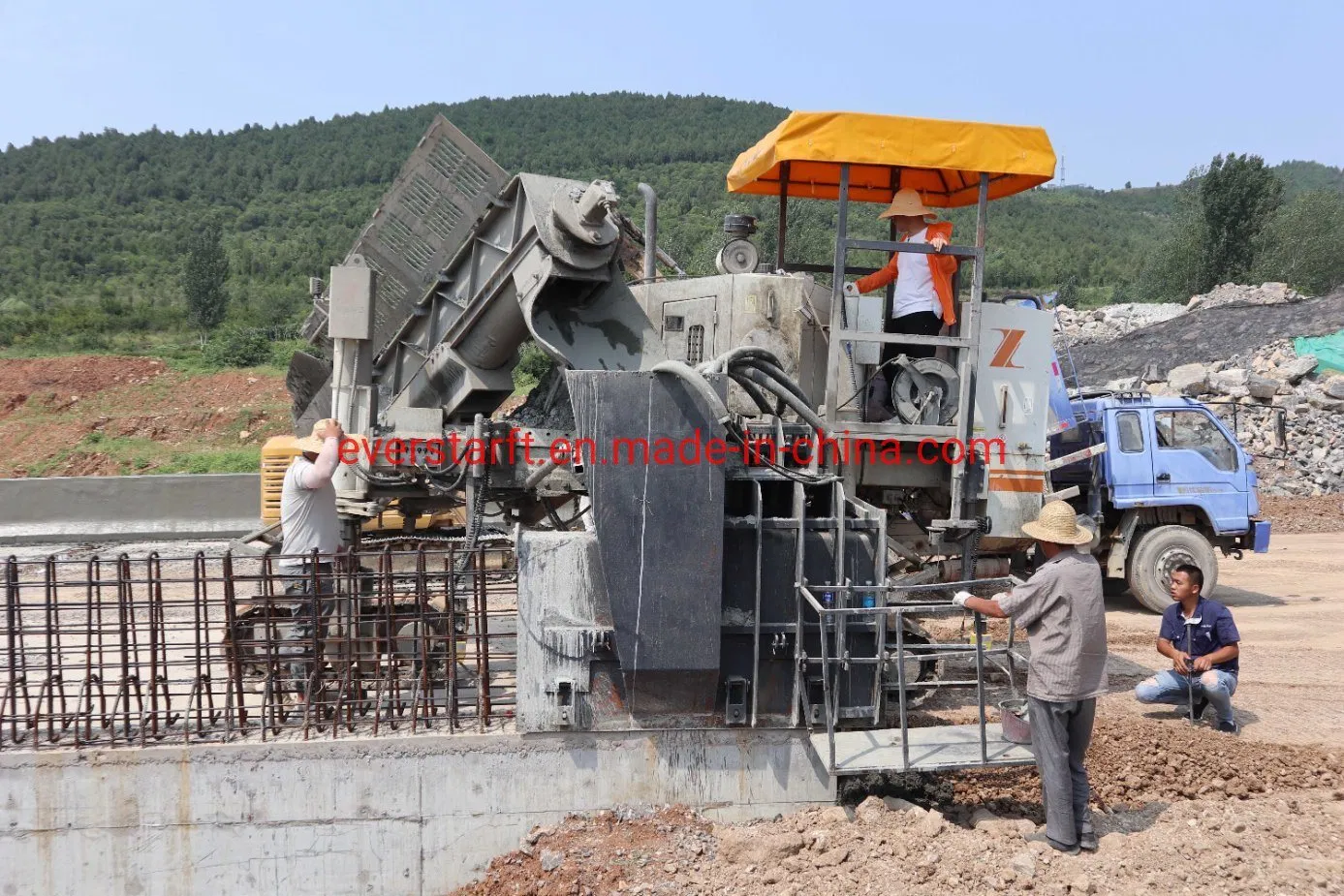 Automatic Concrete Curb Slipform Paver Nc1300 for Road Kerb and Gutter