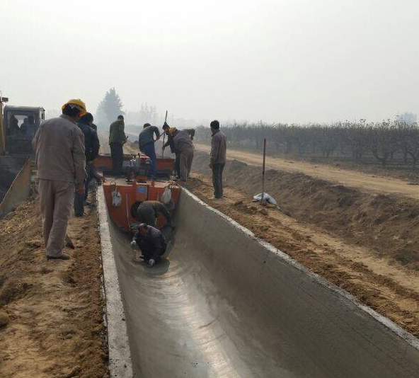 Water Drainage Ditch Forming Machine, Channel Bottom Lining Machine Concrete Slipform Machine for V Drain