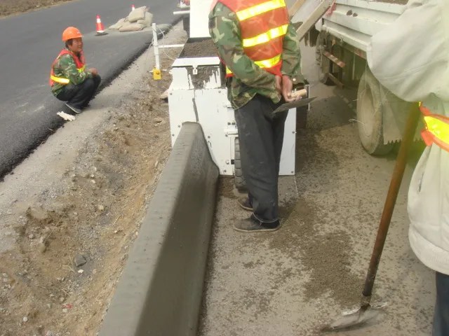 Automatic Concrete Curb Slipform Paver Mc450 for Road Kerb and Gutter