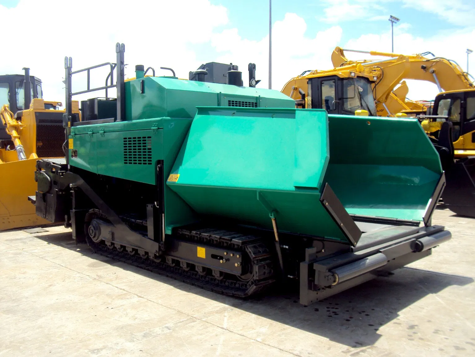 Hot Sale China 6m Paving Width Asphalt Concrete Paver RP601 Small Asphalt Paver with Good Performance and Spare Parts for Sale