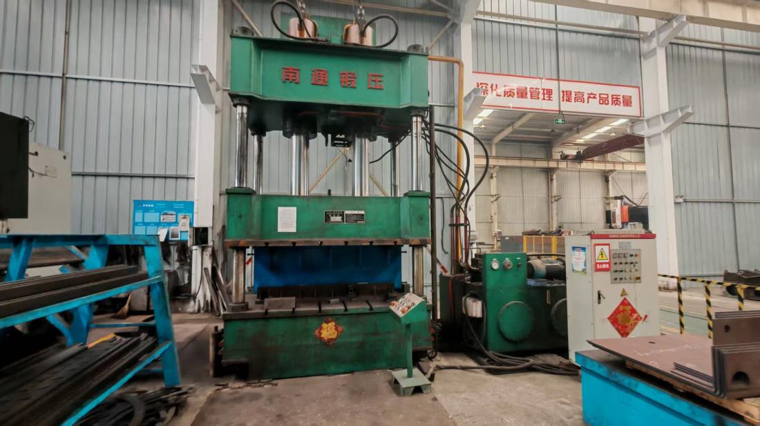 Hydraulic press machine for component shaping and forming