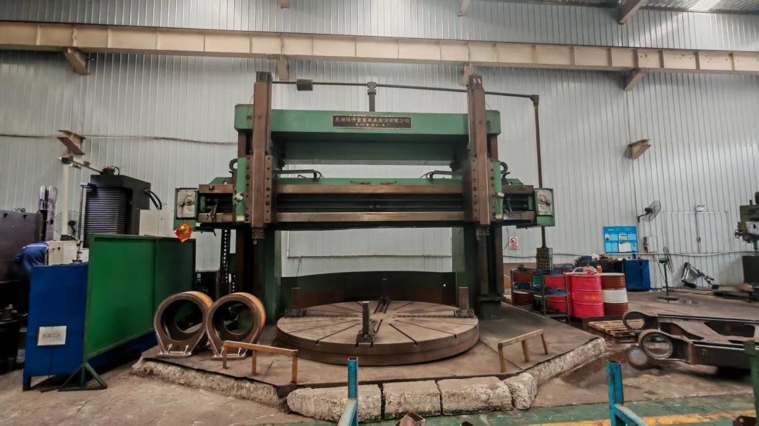 Boring and milling machine for precision component manufacturing