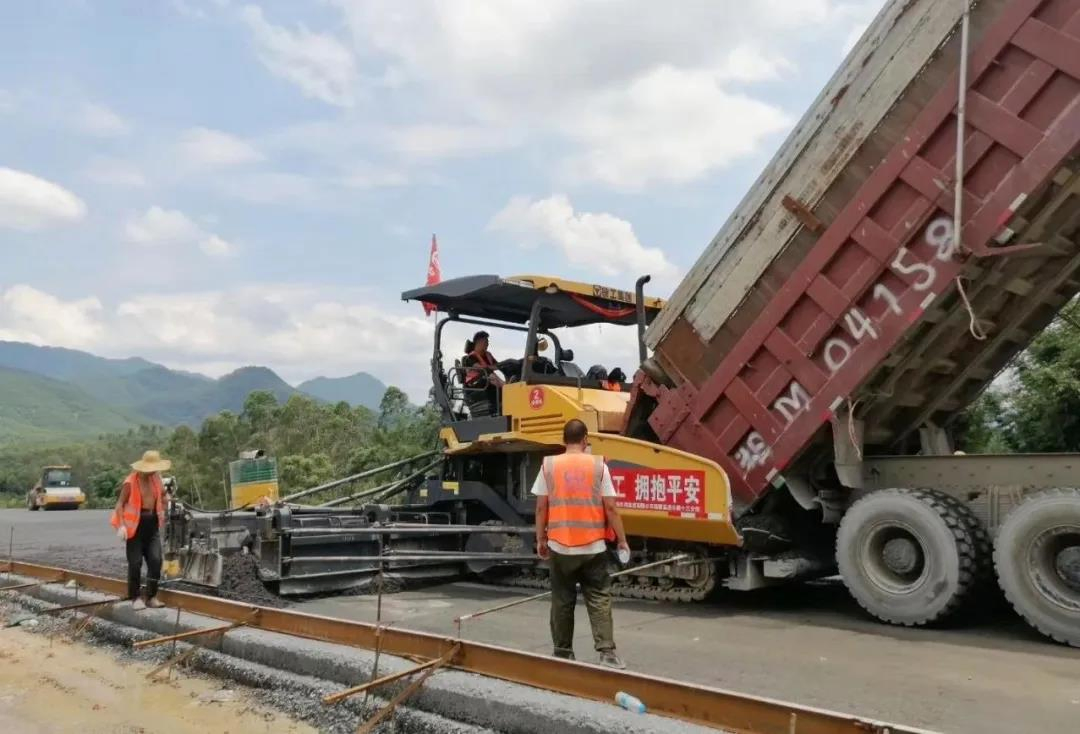 XCMG 4.5m Mini Used Road Asphalt Paver Paving Machine Small RP453L Price