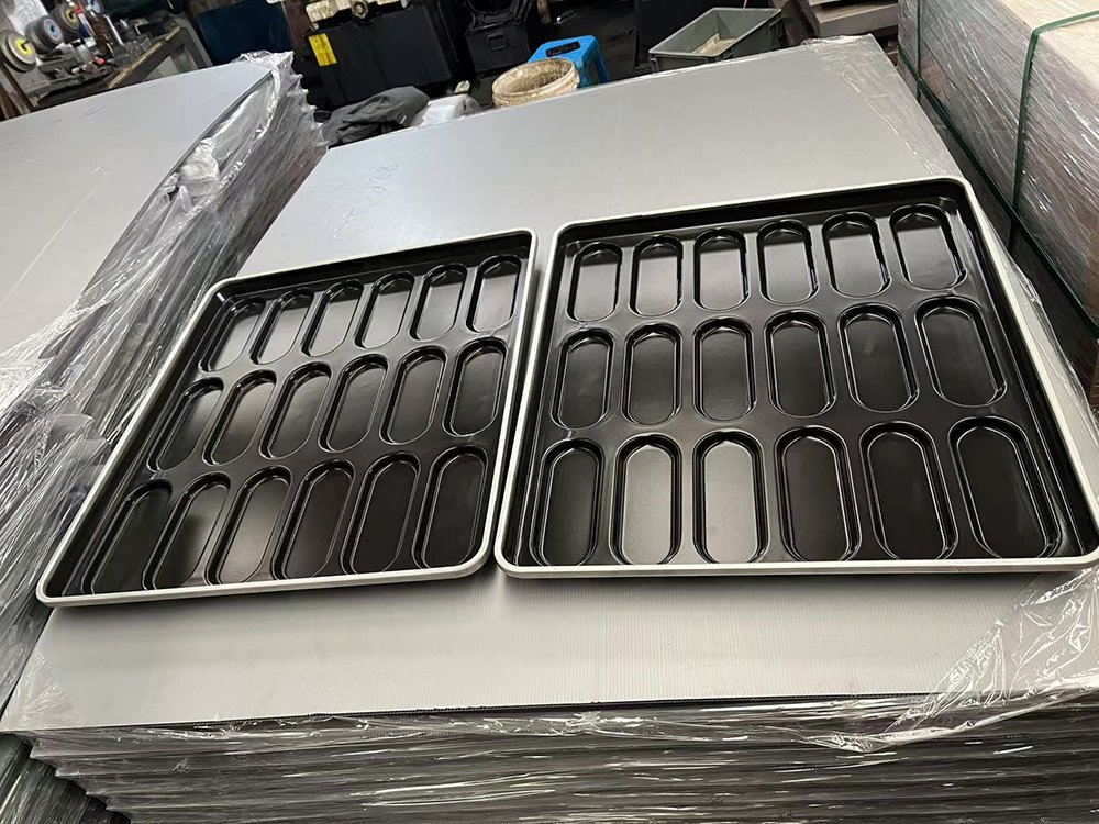 18 Cups 565X520.7X40.3mm Aluminized Steel Custom Baking Trays Hot Dog Bun Pan