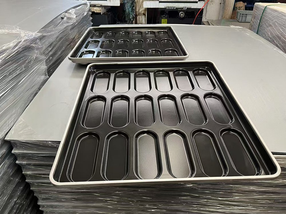 18 Cups 565X520.7X40.3mm Aluminized Steel Custom Baking Trays Hot Dog Bun Pan