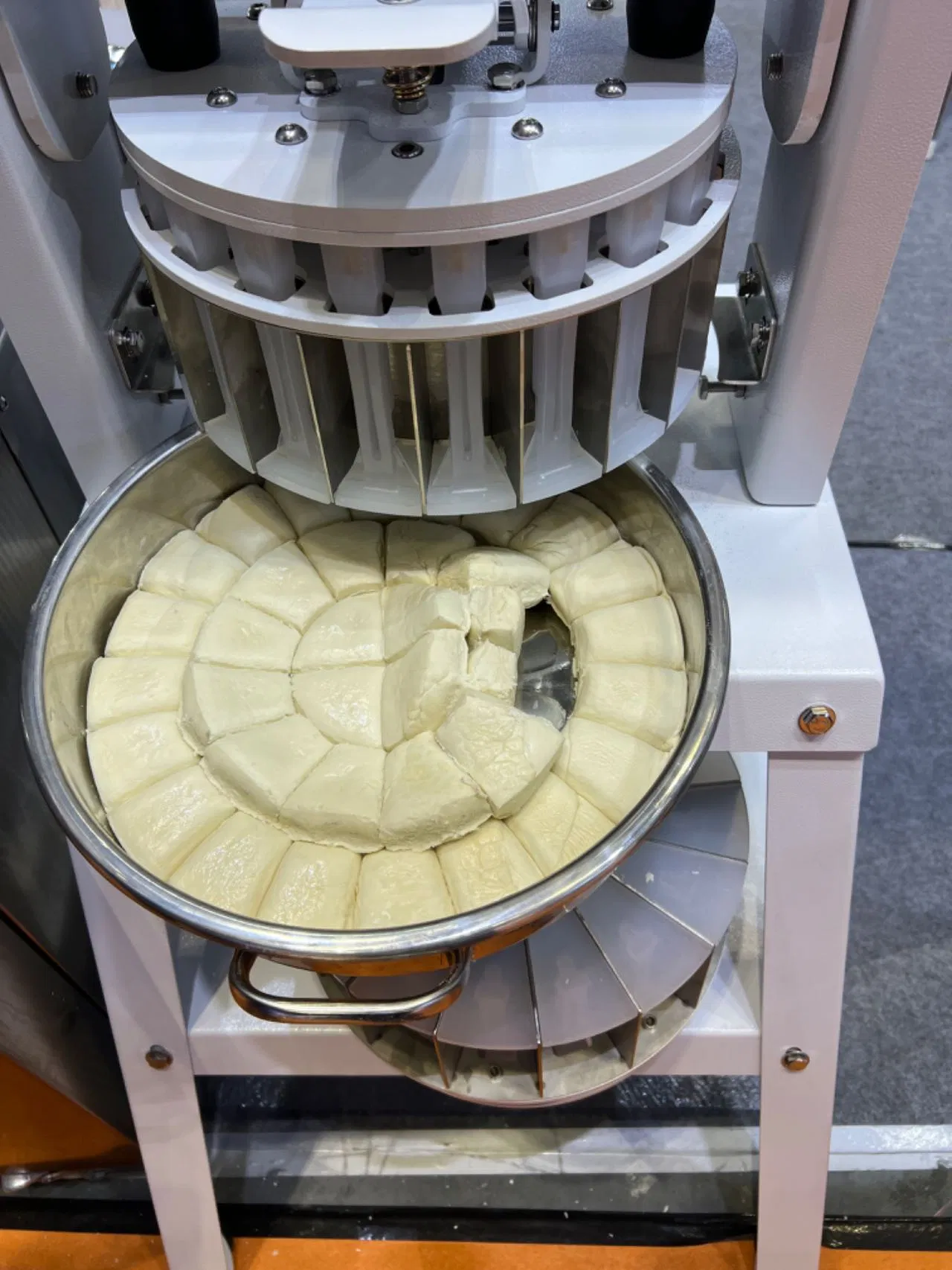 Factory Hot Sale Manual Bakery Equipment Bread Cutter Pizza Dough Divider Price