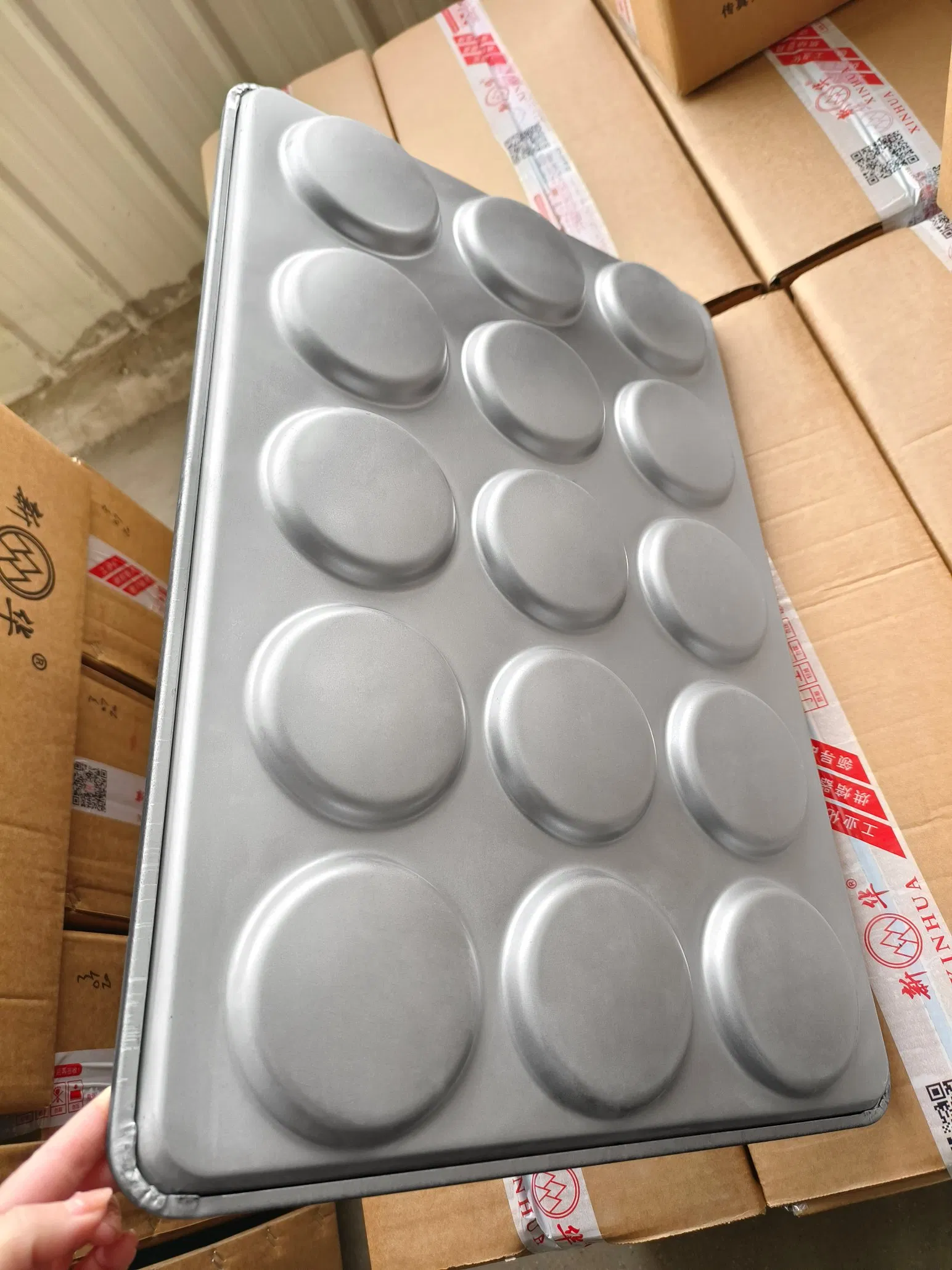 Custom 3.5 / 4 /4.5 /5 Inches Burger Bun Baking Tray with Non-Stick Coating for Bakery Industry