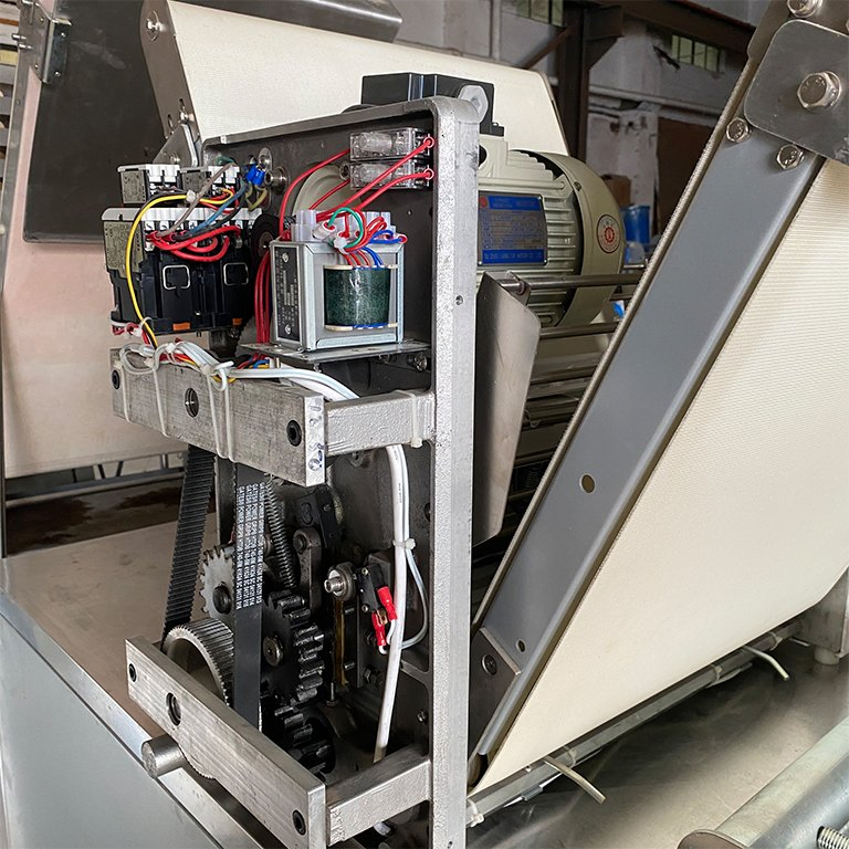 Commercial Pizza Dough Sheeter Machine Custom Logo Color 585mm Dough Sheeter Kitchen Equipment Foldable Bakery Bread Dough Sheeter Equipment