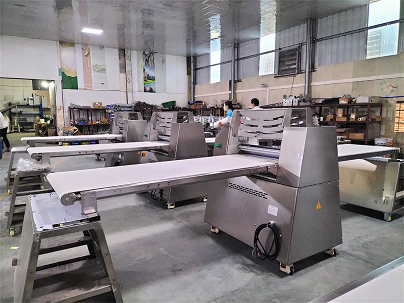 Cn-650ad Wholesale All Stainless Steel Commercial Floor Type Electric Automatic Pizza Bakery Dough Sheeter for Bakery Kitchen Equipment Machine