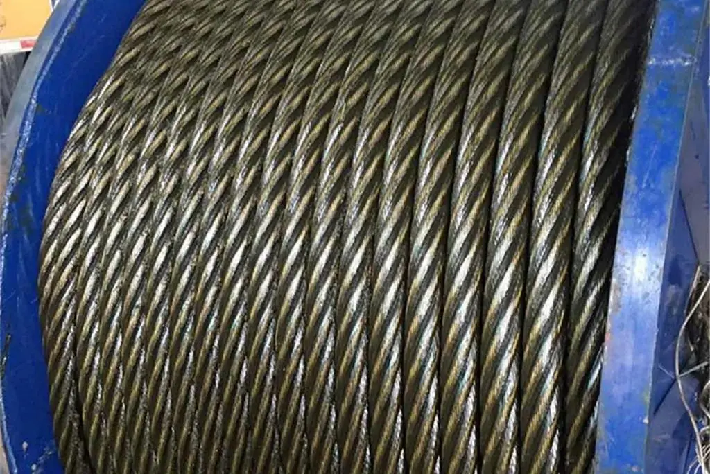 Heavy oil wire rope for drilling rigs with steel core and EIP level construction