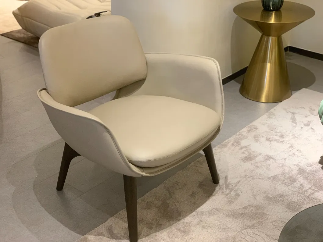 China Fiberglass Public Area Reception Accent Iconic Leather Chair with Solid Wood Base