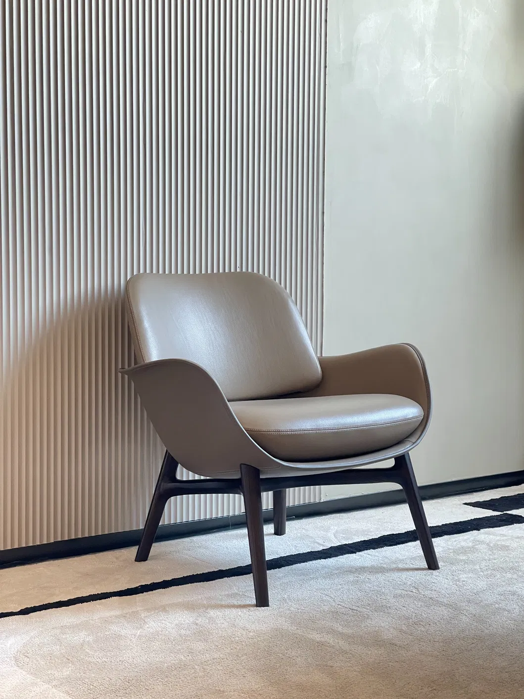 China Fiberglass Public Area Reception Accent Iconic Leather Chair with Solid Wood Base