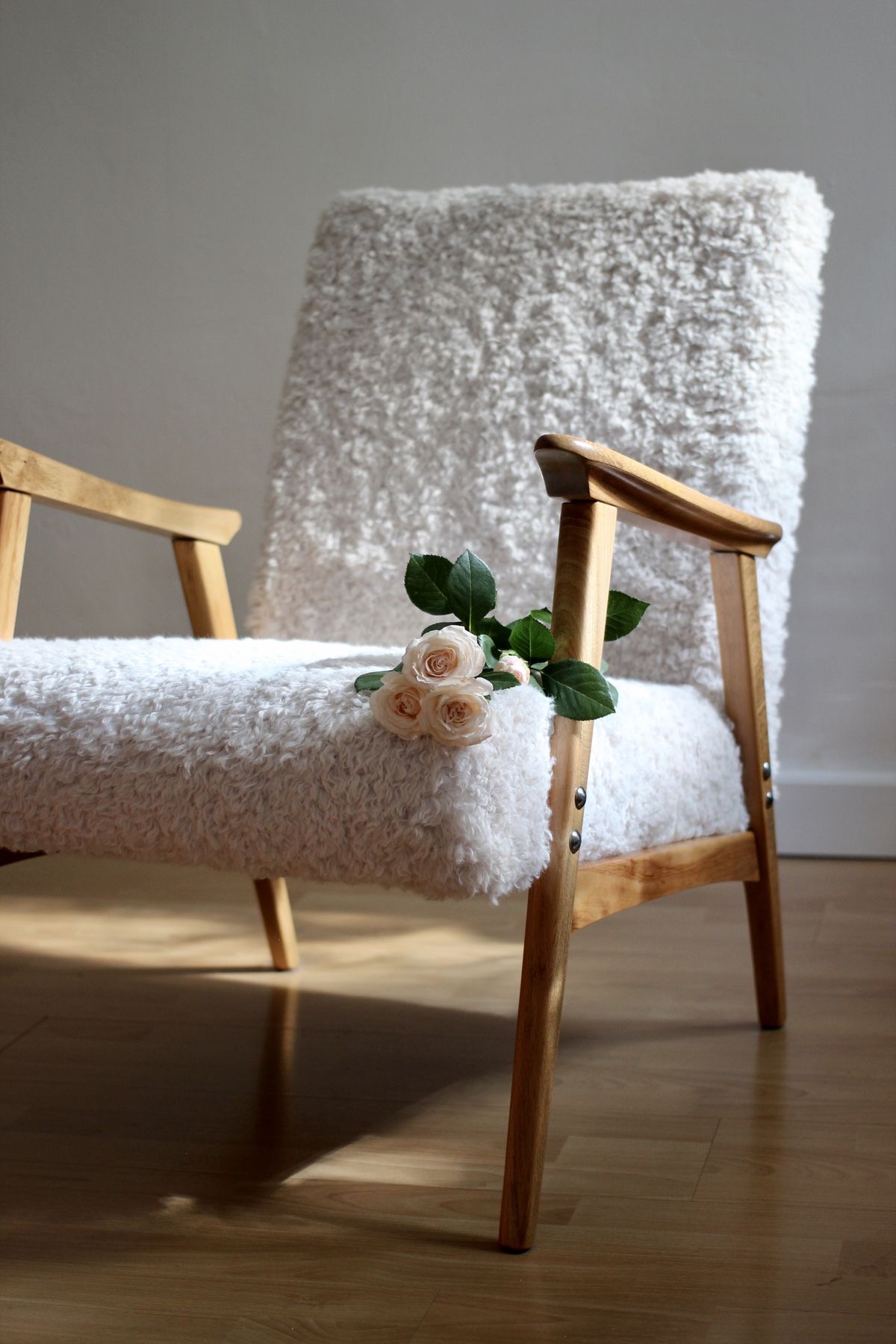 Low Price New Fashion Minimalist Modern Simple Velvet Leisure Comfort Fabric Reclining Living Room Wooden Lounge Chair