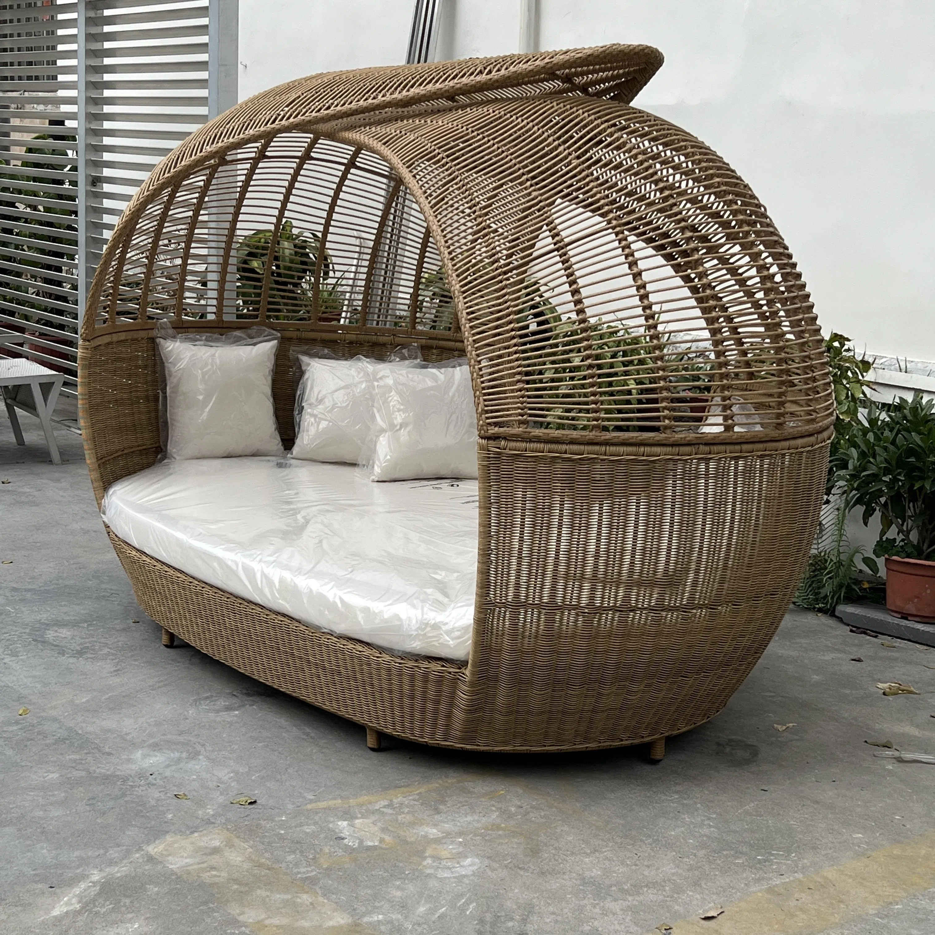 Outdoor Furniture Daybed Set All Weather Outdoor Leisure Wicker Sun Bed Resort Holiday Villa Rattan Huge Daybed