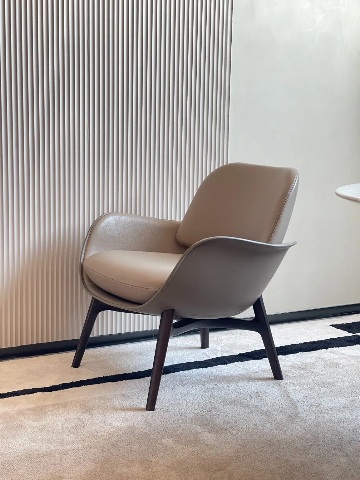 China Foshan Fiberglass Public Area Reception Accent Iconic Leather Chair with Solid Wood Base