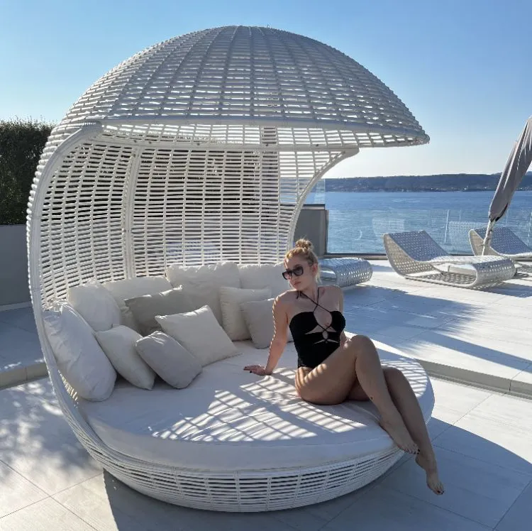 All Weather Hotel Pool Furniture Rattan Garden Furniture Round Beach Sunbed Wicker Outdoor Daybed