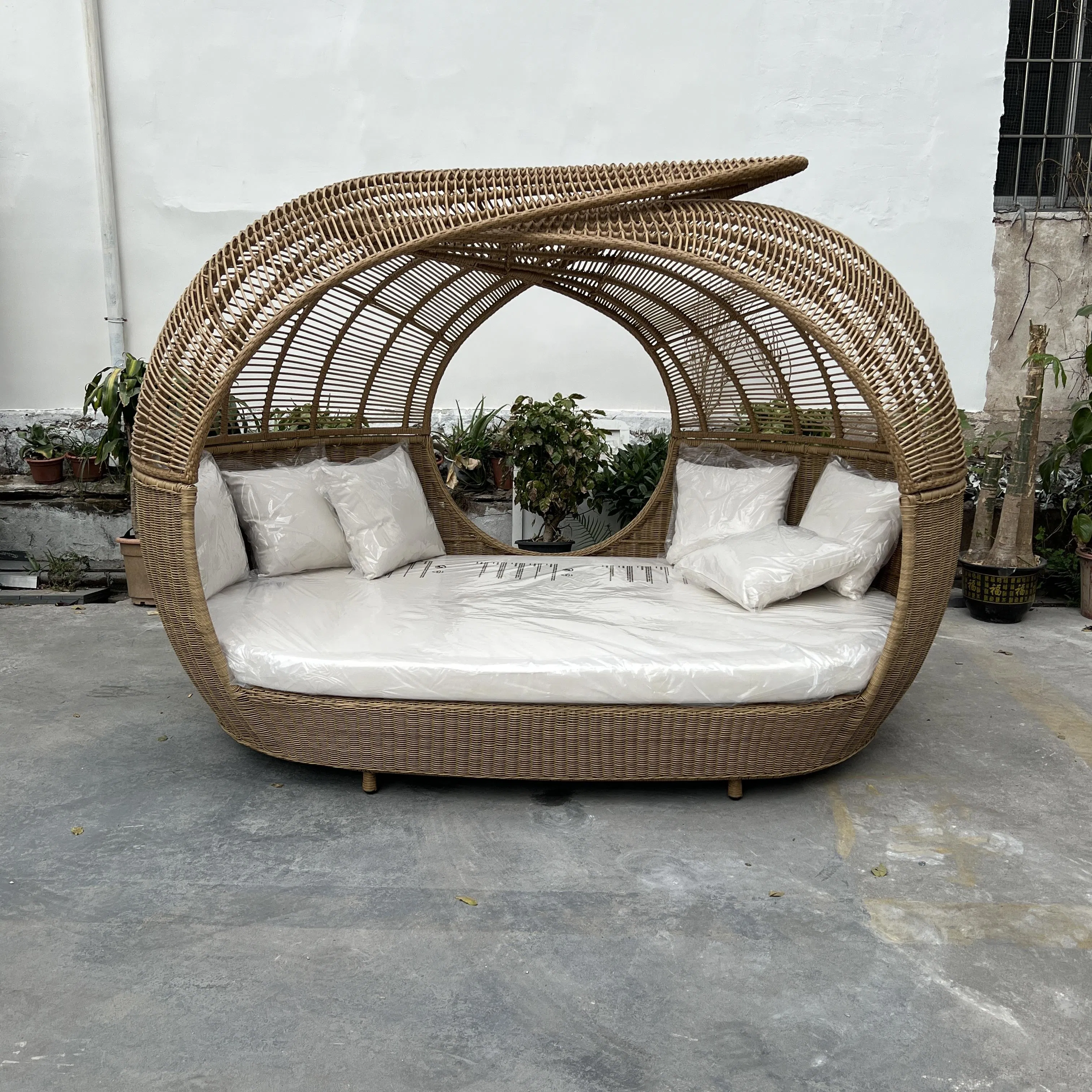 Outdoor Furniture Daybed Set All Weather Outdoor Leisure Wicker Sun Bed Resort Holiday Villa Rattan Huge Daybed