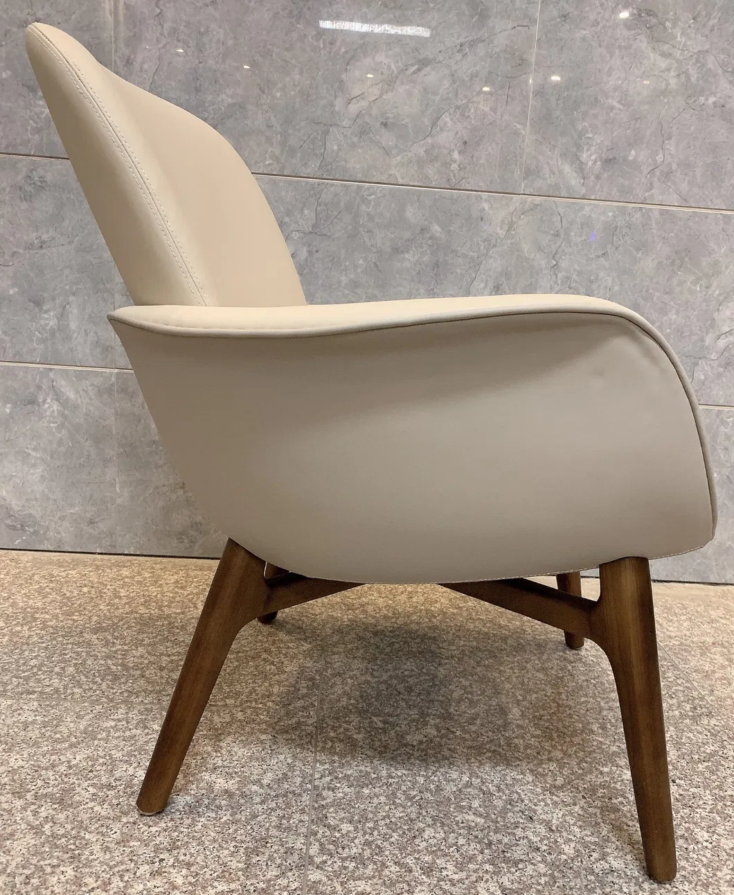 China Fiberglass Public Area Reception Accent Iconic Leather Chair with Solid Wood Base