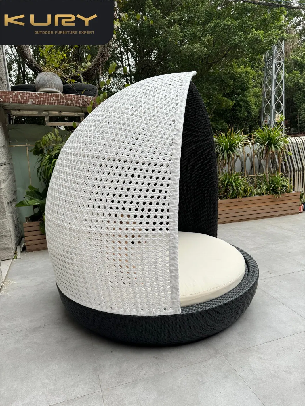 Outdoor Sunbed Display 3