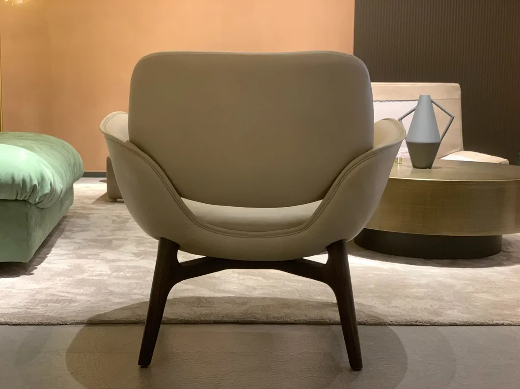 China Fiberglass Public Area Reception Accent Iconic Leather Chair with Solid Wood Base