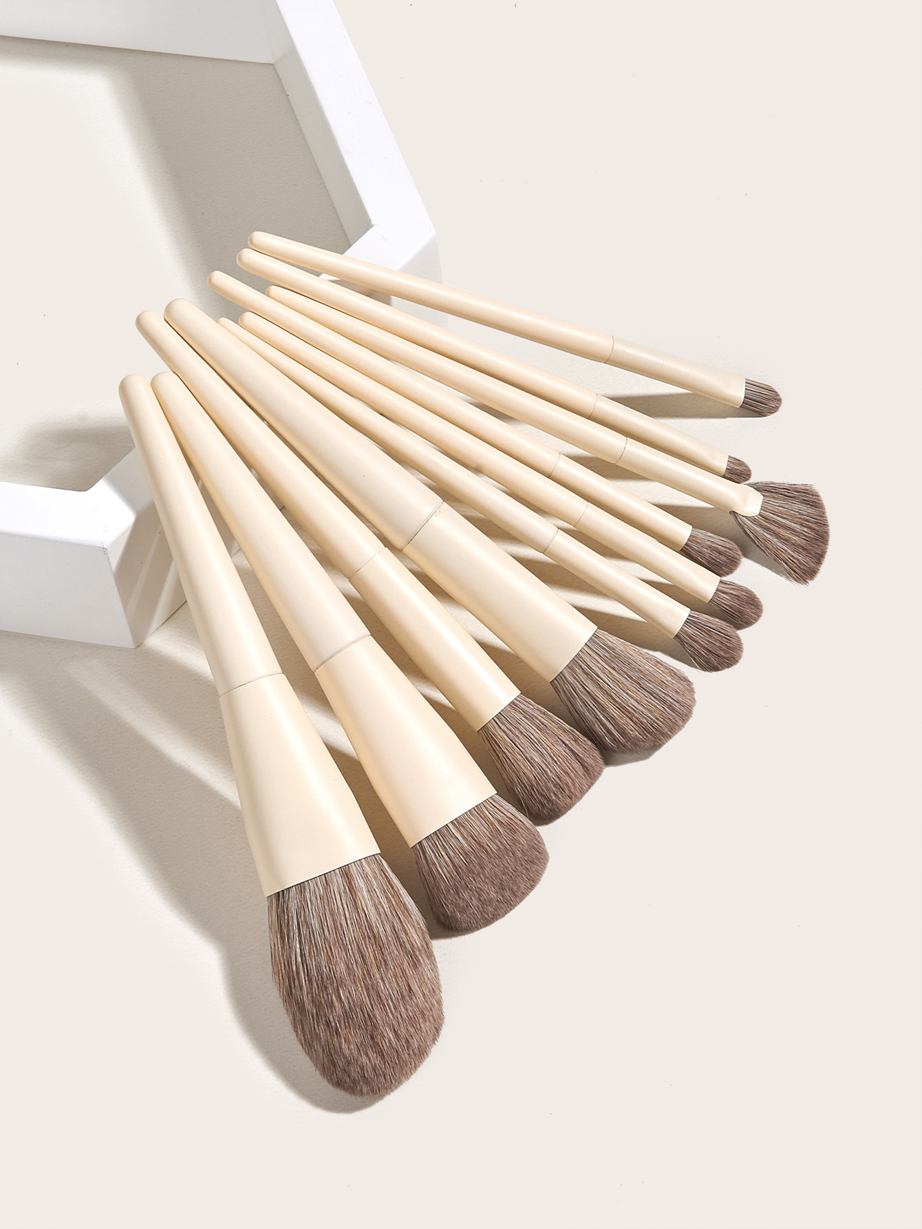 Custom Logo Beautiful Makeup Cosmetic Brushes 10 Piece White Beige Powder Foundation Highlight Eyeshadow Facial Makeup Brush Set