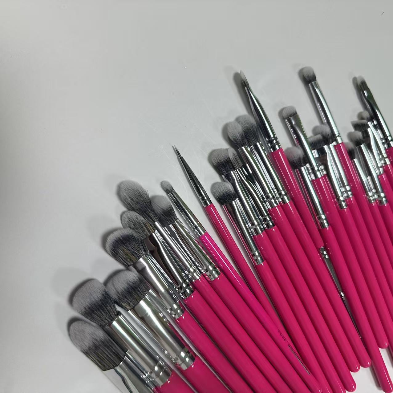 New Trending Full Set 40pcs All In One Makeup Brush Set Rose Red Density Synthetic Hair Brush Make Up Halloween Makeup Brushes