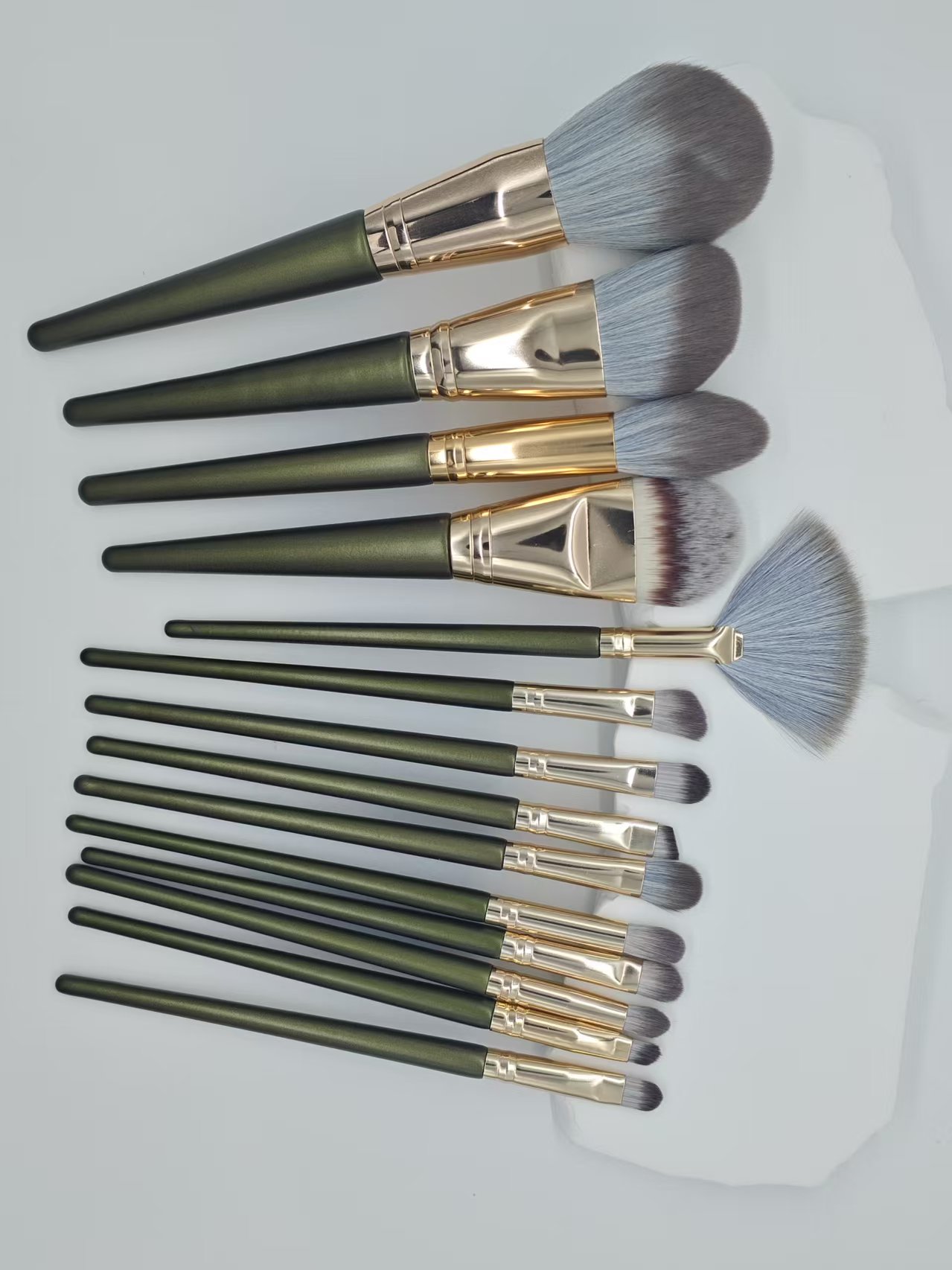Professional Dark Green Face Makeup Brush Set 14 Golden Vegetarian Non-Cruel Soft Hair Fan Brush Foundation