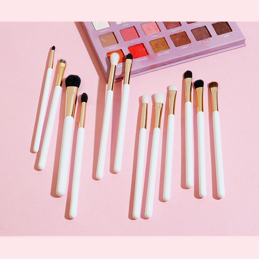 2025 32-Piece Eco-Friendly Kabuki Makeup Brush Set Luxurious High Quality White Face Brushes Goat Hair Free Sample Mascara