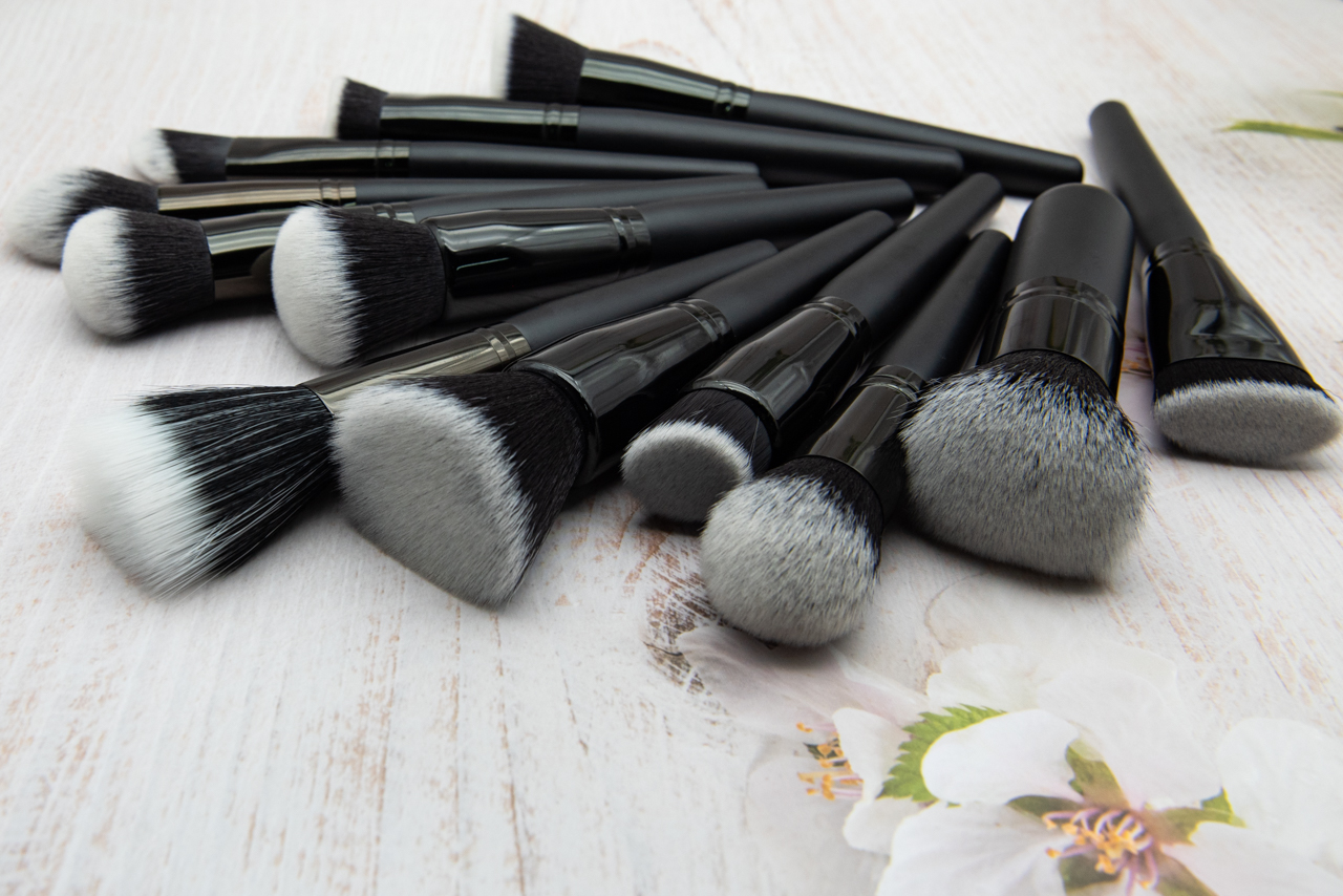 12-Piece Makeup Brush Set with Black White Fiber Black Wood Handle for Permanent Makeup Training Tool