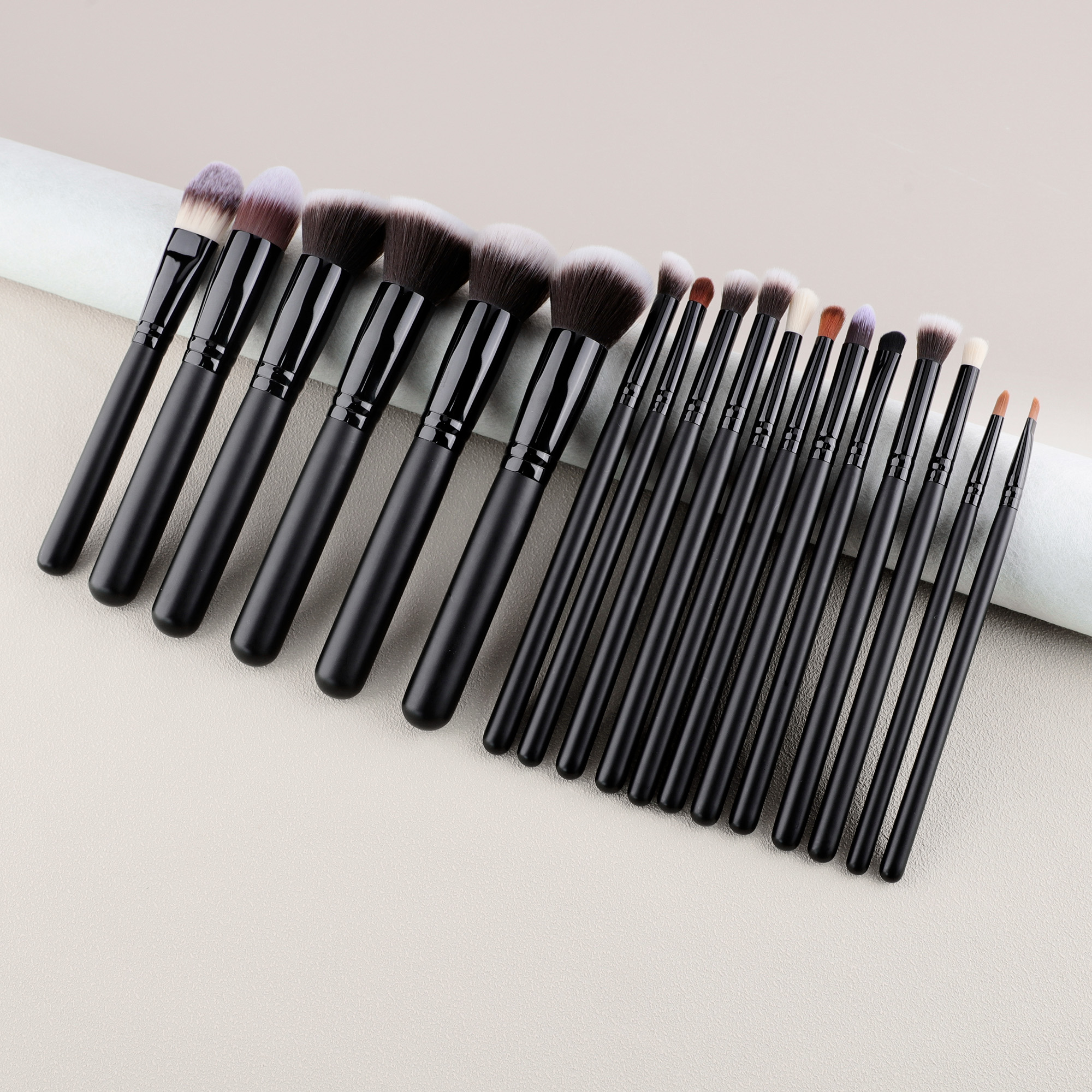 HMU Rich Stock 18pcs Black Make up Brushes Vegan Synthetic Hair Wood Handle Custom Private Label Cosmetics Makeup Brush Set