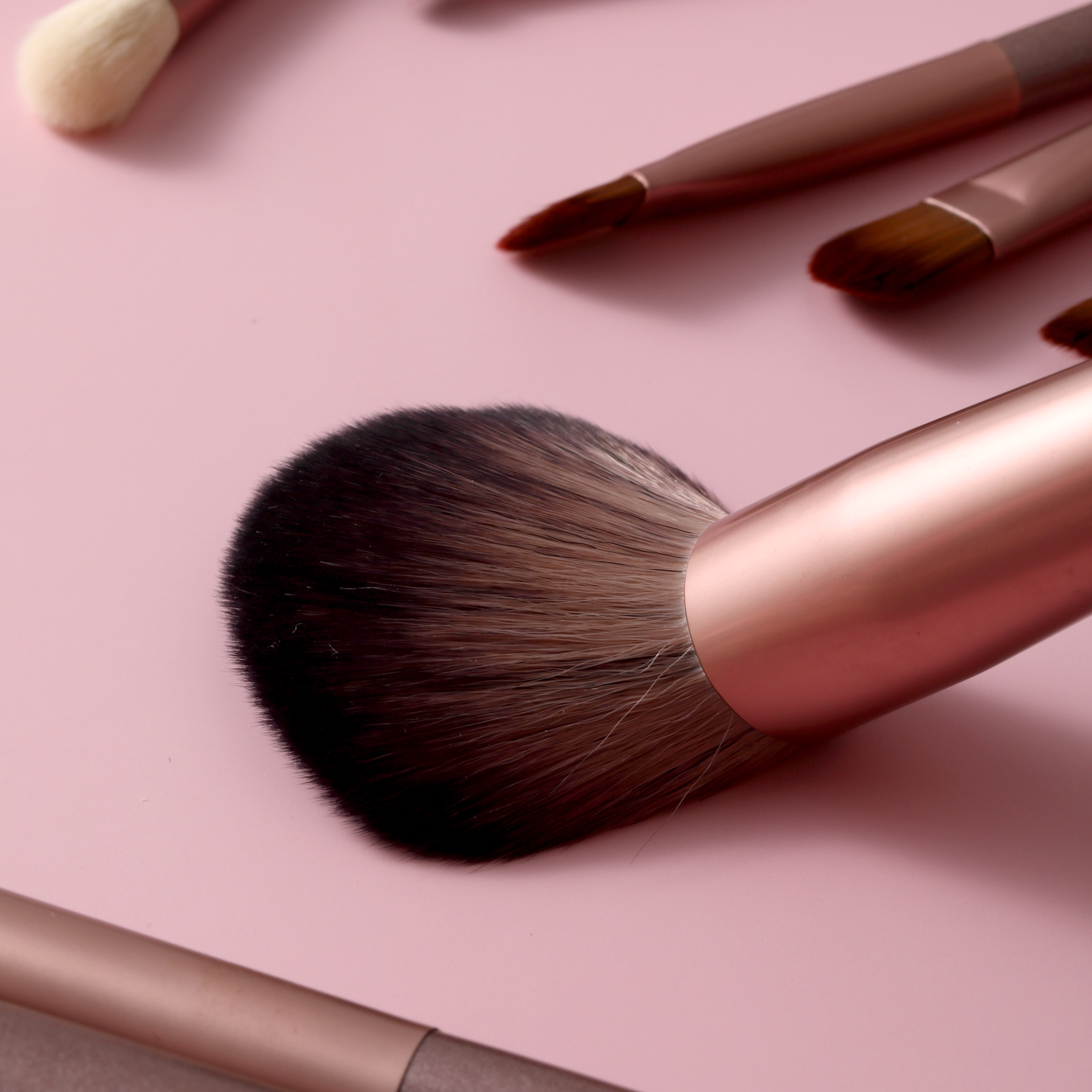 YAQI Professional 11pcs Synthetic Hair Foundation Powder Blush Makeup Brush Sets Fan for Face Private Label Cosmetic Brushes