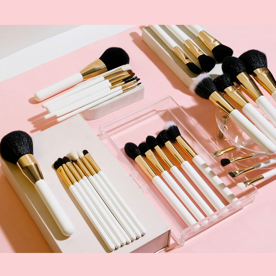 2025 32-Piece Eco-Friendly Kabuki Makeup Brush Set Luxurious High Quality White Face Brushes Goat Hair Free Sample Mascara