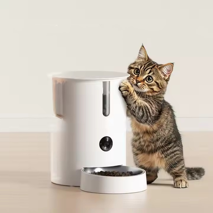 OEM Automatic Pet Feeder Set Durable Plastic Auto Food and Water Dispenser with Leak Proof Feature