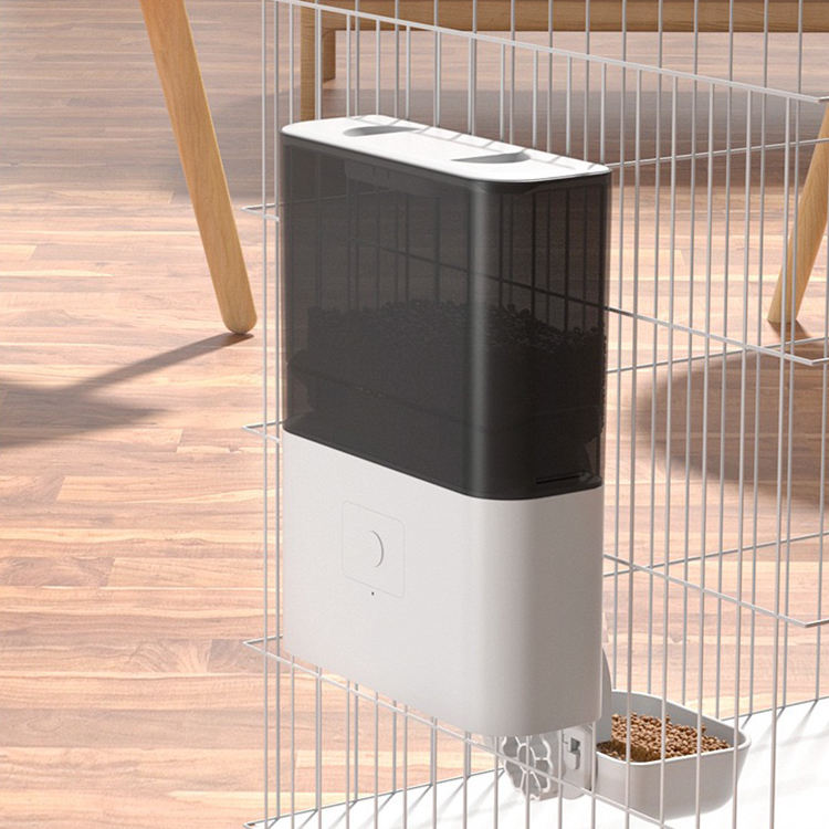OEM 2.3L Plastic Pet Feeder Smart Button Remote Portion Control Timed Feeding Hanging Cage Design for Convenient Pet