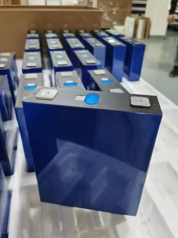 Original Grade a Wholesale Deep Cycle Eve Prismatic LiFePO4 Cells 3.2V 105ah Lithium Ion Batteries for Golf Carts