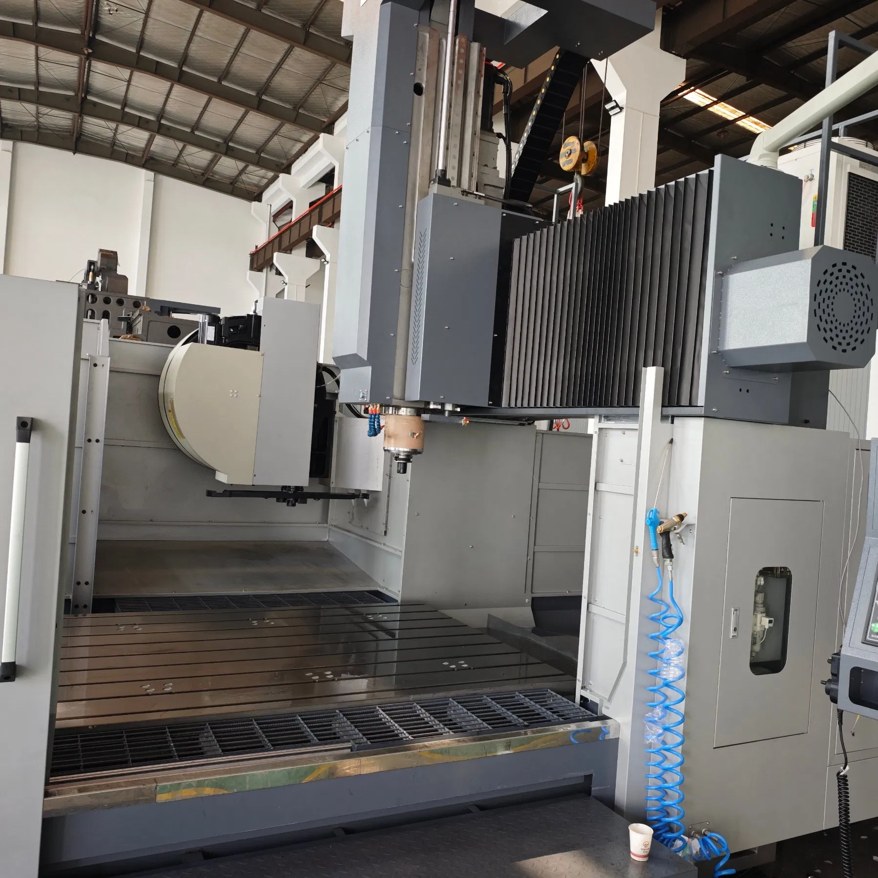 Centro de mecanizado vertical CNC de alta precisión con componente motor central
