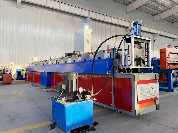 Máquina para fabricar tapajuntas de techo de metal de aluminio