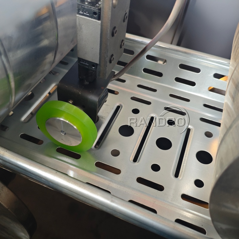 Máquina de formación automática de bandejas de cable galvanizadas en caliente de fábrica de China