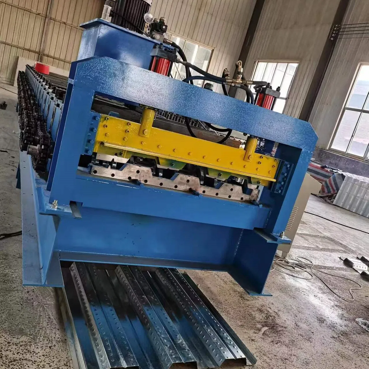 Máquina de formación en frío de paneles de techo de metal de acero galvanizado de triple capa