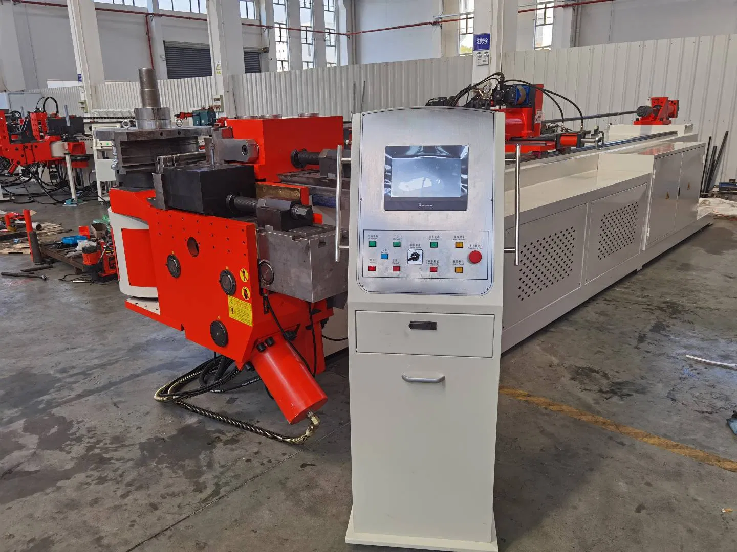 Máquina de Doblado de Tubos CNC R400: Radio de Doblado Máximo para Tubos de Barandilla de Estadio y Formación de Tubos para Estructuras de Gran Escala en Centros de Exposición